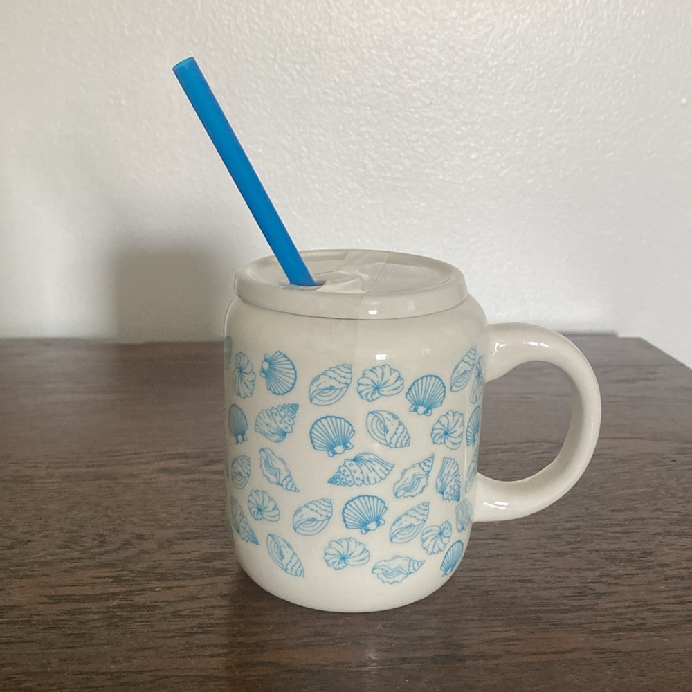 NWT- 14.5oz- Beautiful White & Blue Seashell Pattern Ceramic Mug w/ Lid & Straw